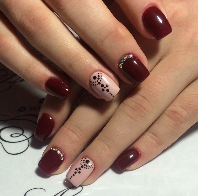 Бордовый гель лак со стразами