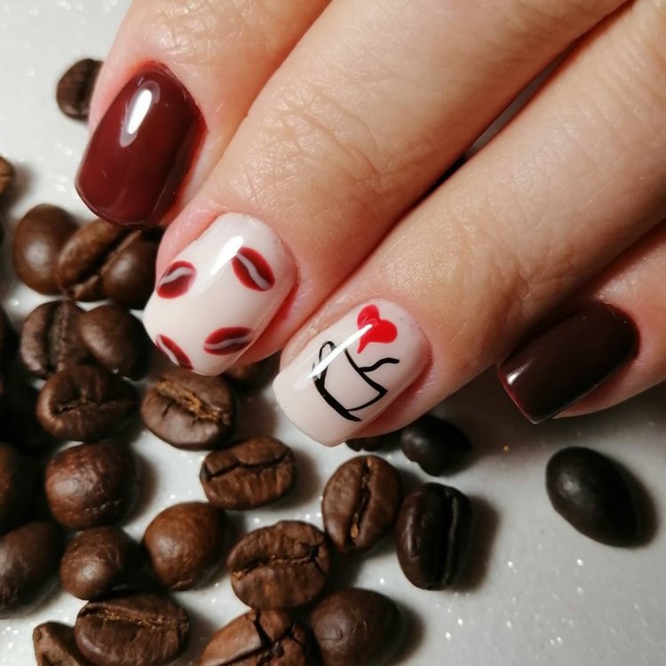 Маникюр с чашкой кофе