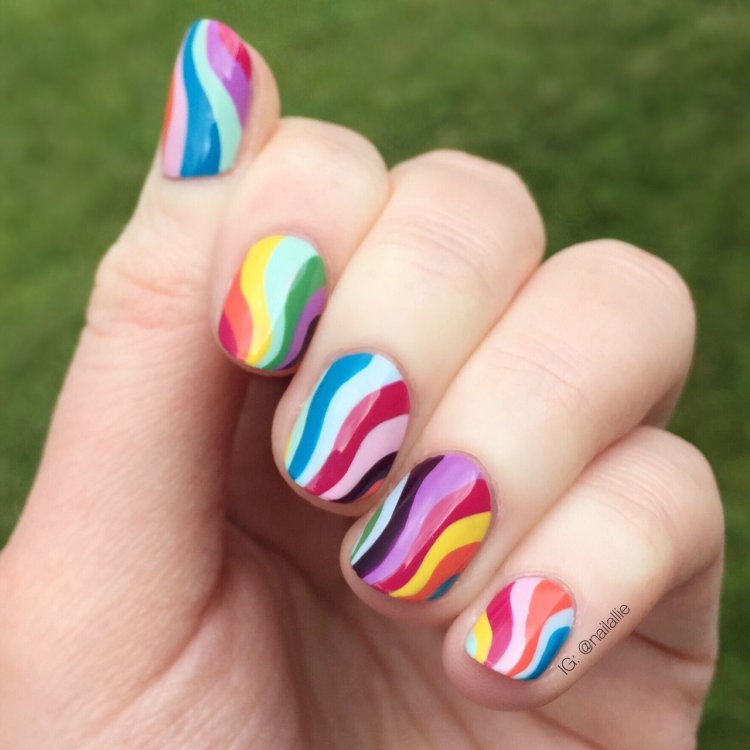 Радужный маникюр