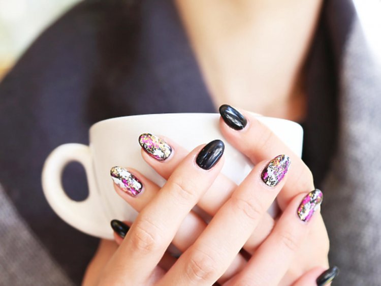 Большой палец/слева/маникюр держит кофе