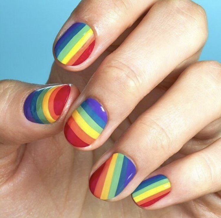 Радужный маникюр на короткие ногти