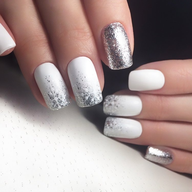 Белый маникюр с блёстками