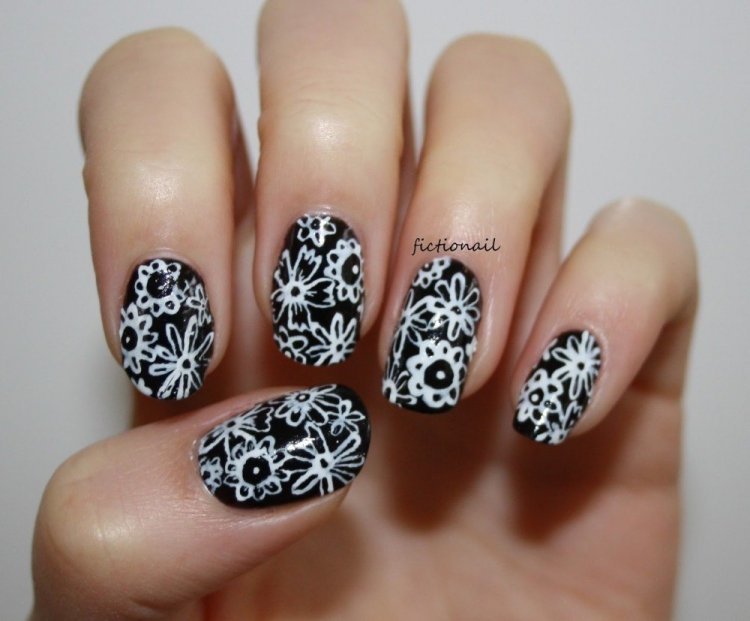 Черно белый маникюр с кружевом