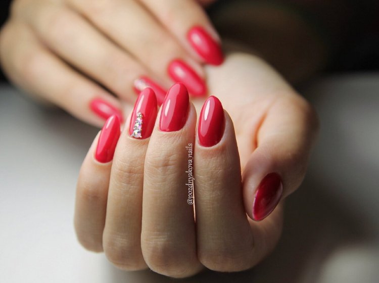 Красивый маникюр красный с белым