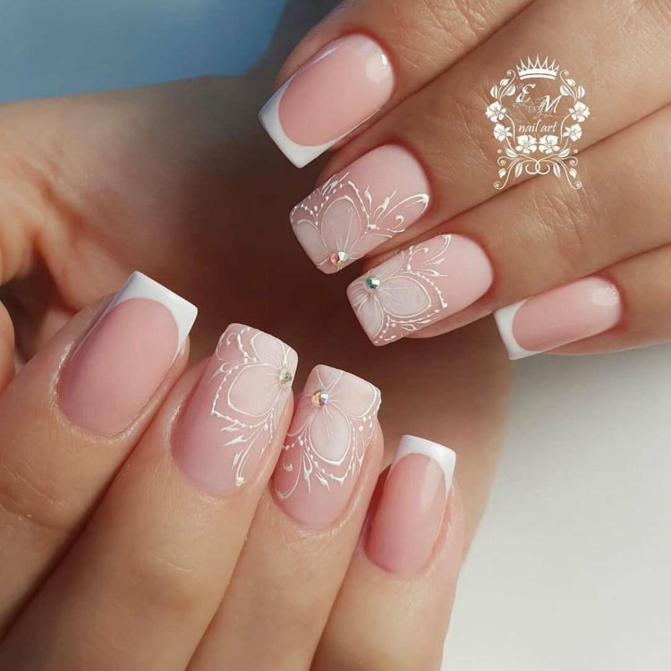 Красивый нежный френч на ногтях