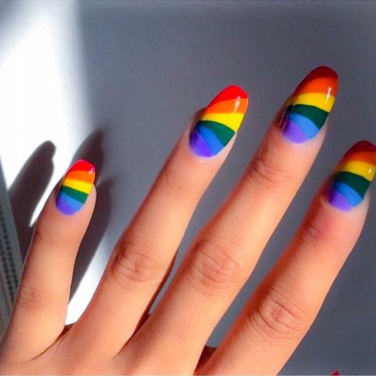 Черно Радужный маникюр