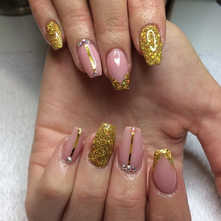 Маникюр золото