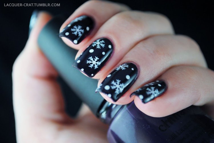 Идеи новогоднего маникюра на черном фоне