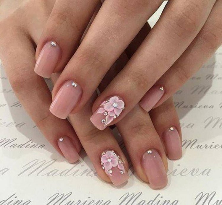 Маникюр с цветами и стразами нежный