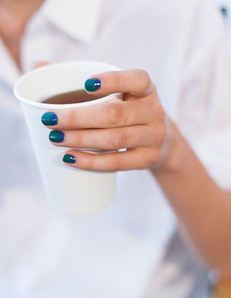 Красивый маникюр и чашка