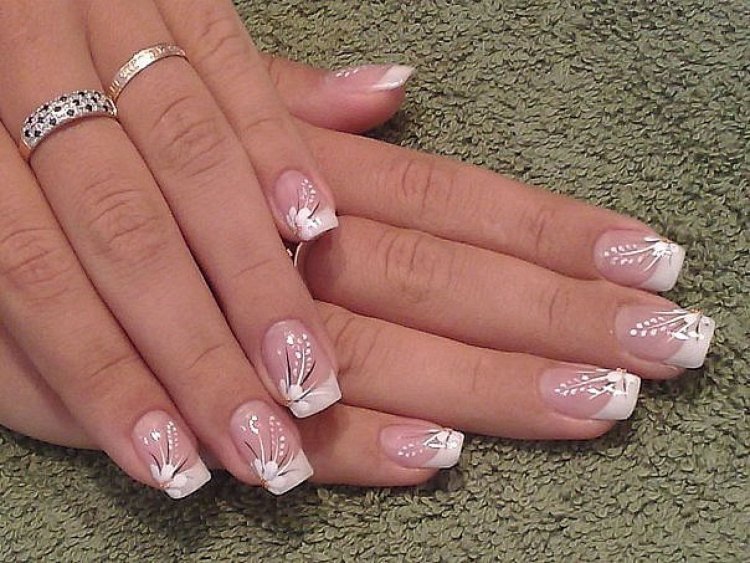 Французский маникюр с рисунком