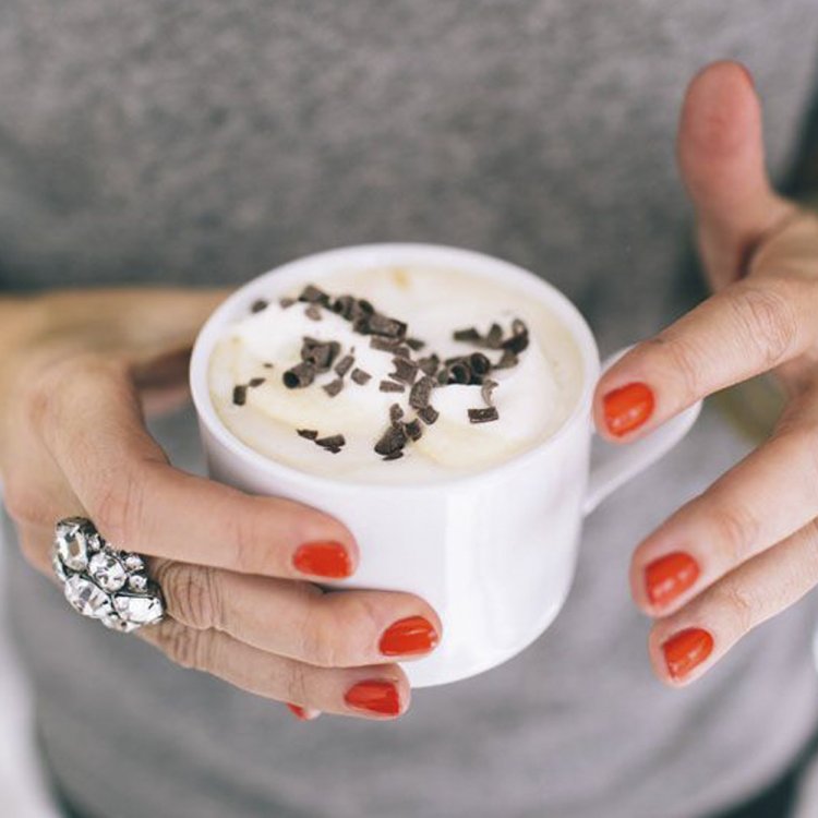 Чашка кофе на ногтях