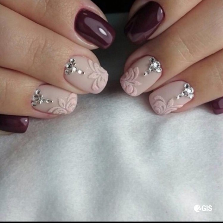 Маникюр бежевый с бордовым рисунком