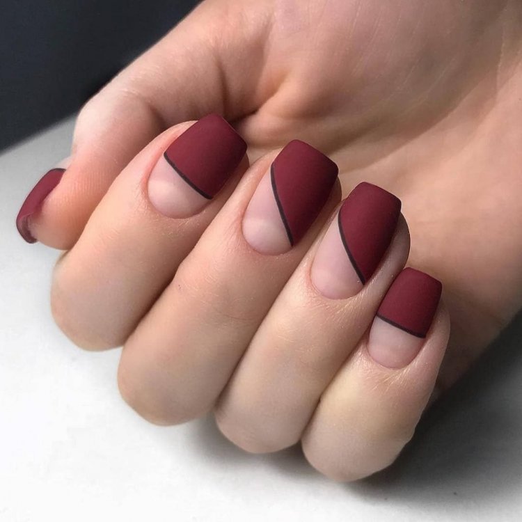 Бордовий манікюр із лунками