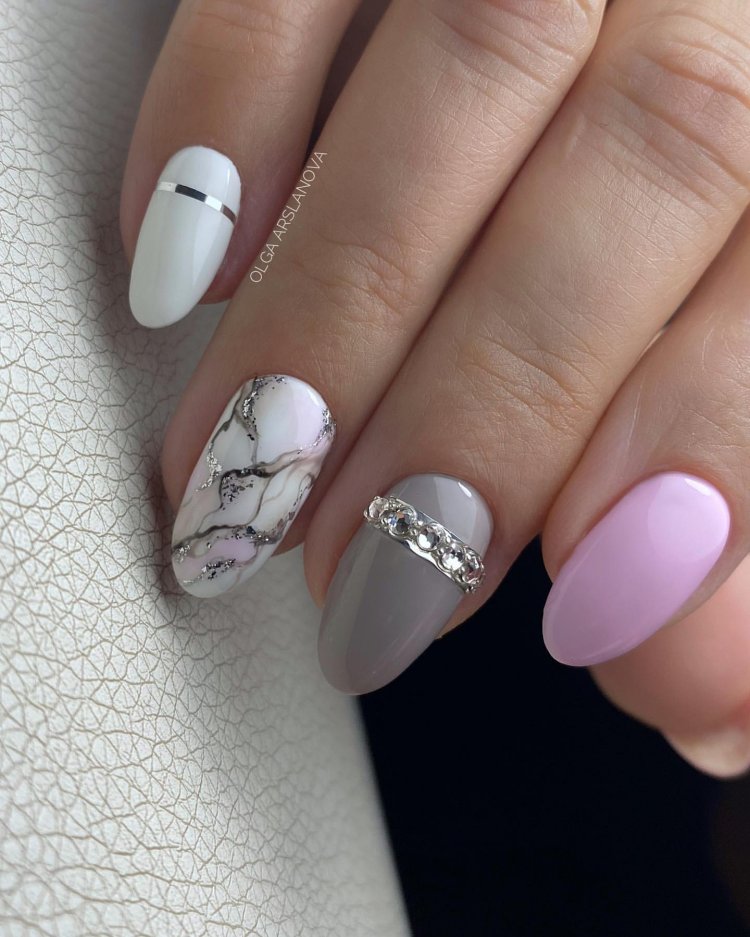 Маникюр на овальные ногти с белым дизайном геометрия