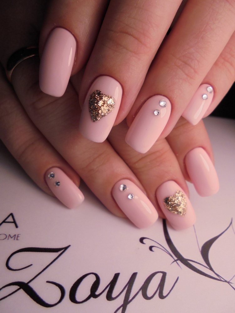 Розовый маникюр со стращой