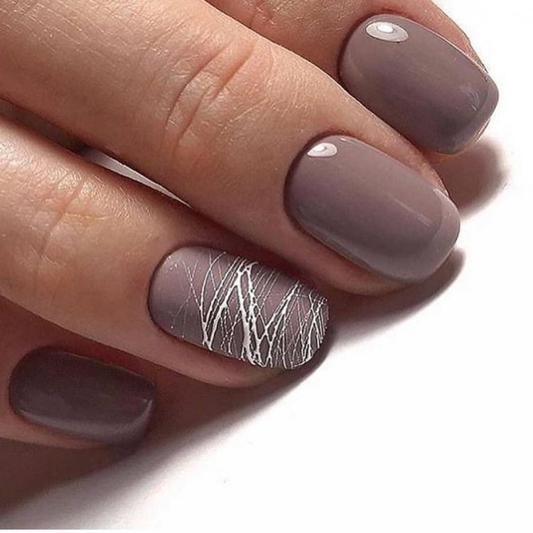 Коричневый маникюр на короткие