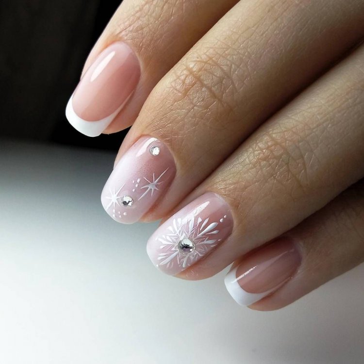 Ежныйманикюр френч на короткие ногти