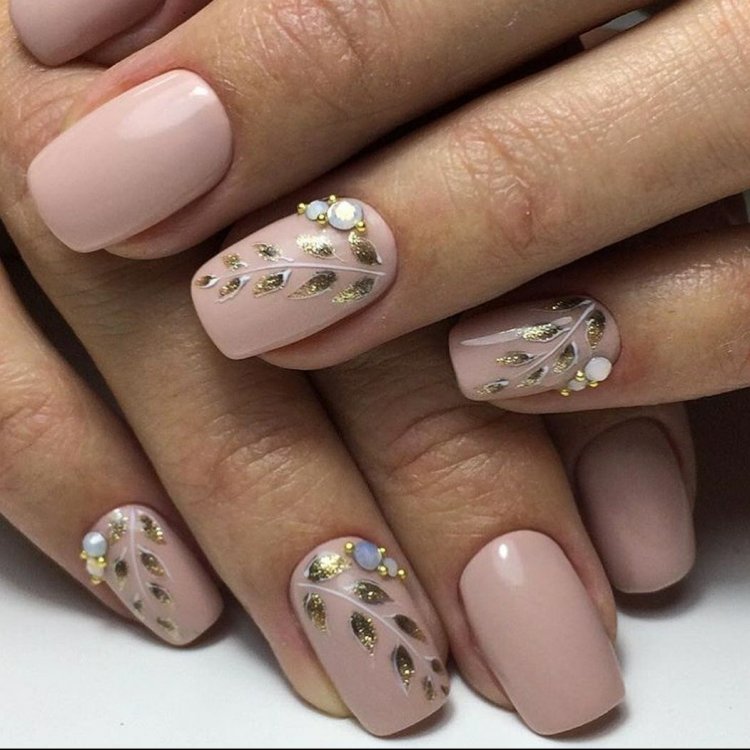 Бежевые ногти