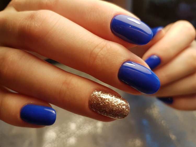 Маникюр на выпускной бордовый