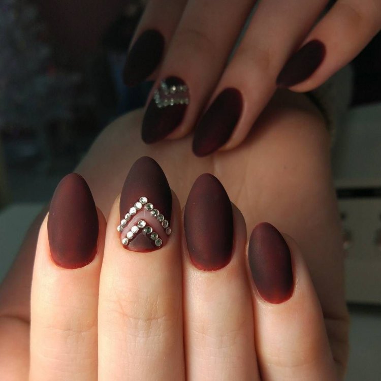 Шоколадные матовые ногти