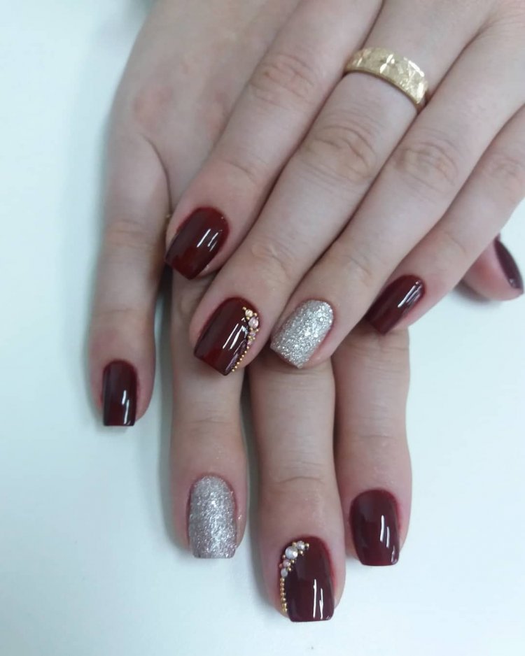 Бордово бежевый маникюр миндаль