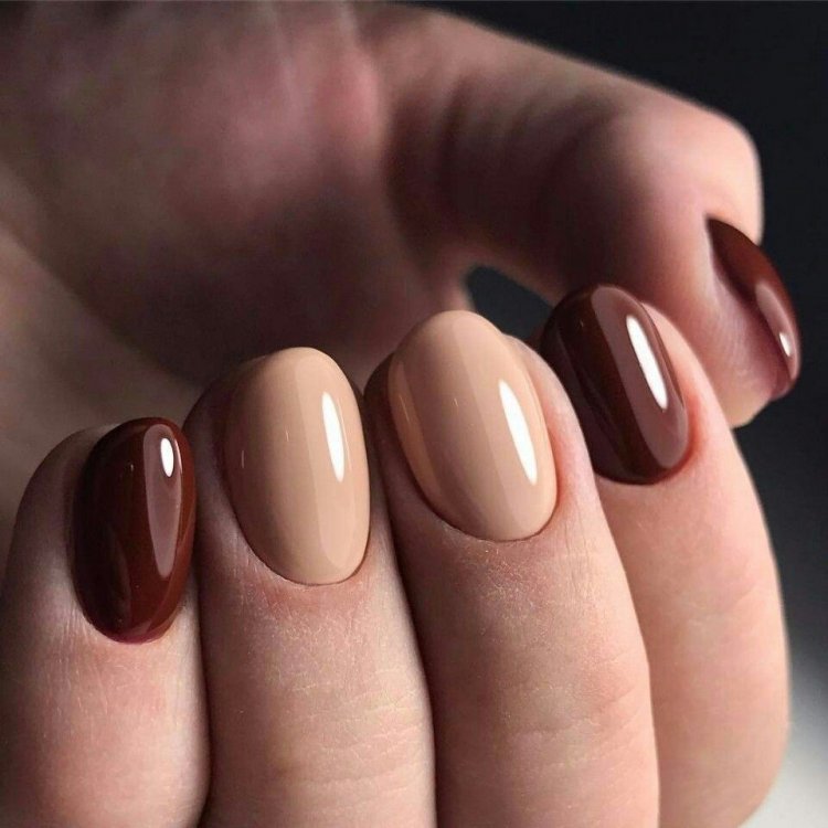 Маникюр коричневый с бежевым