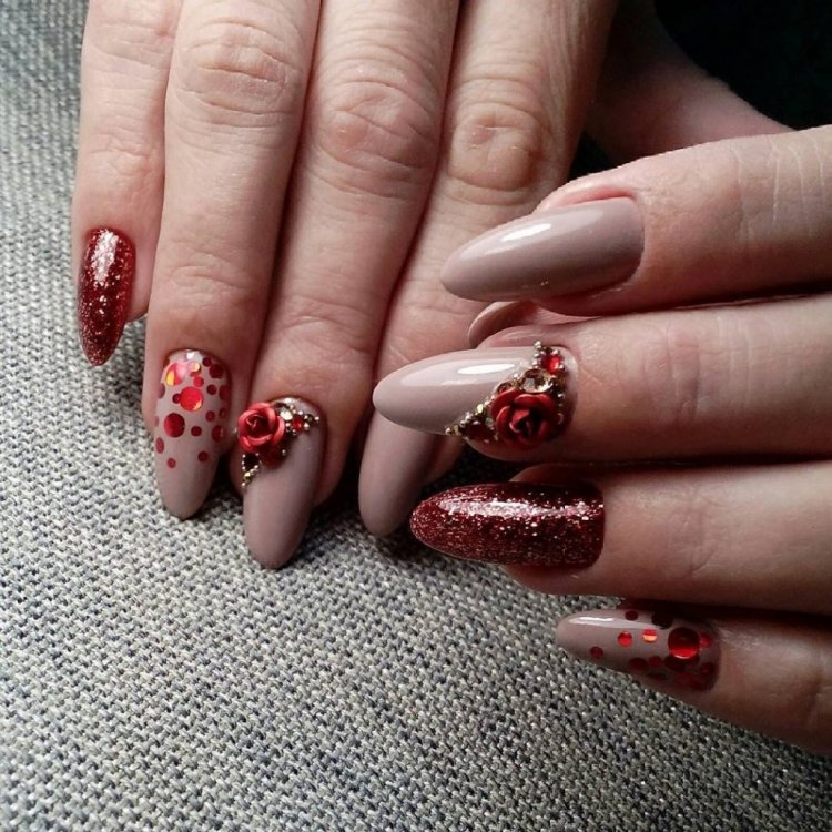 Коричневые ногти со стразами