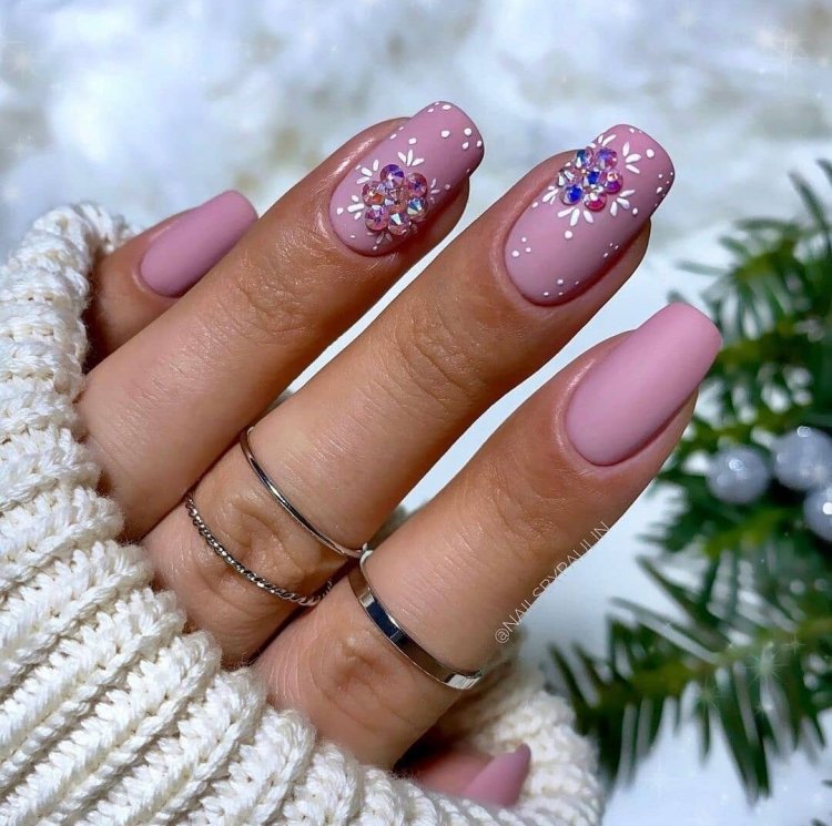 Маникюр белый с серебром