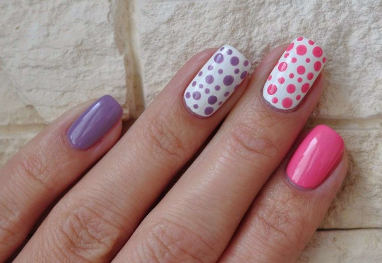 Яркий маникюр в горошек