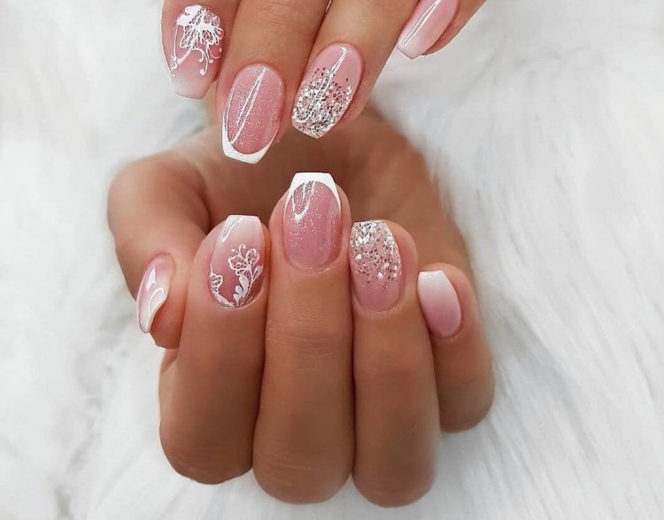 Французский маникюр белый новогодний