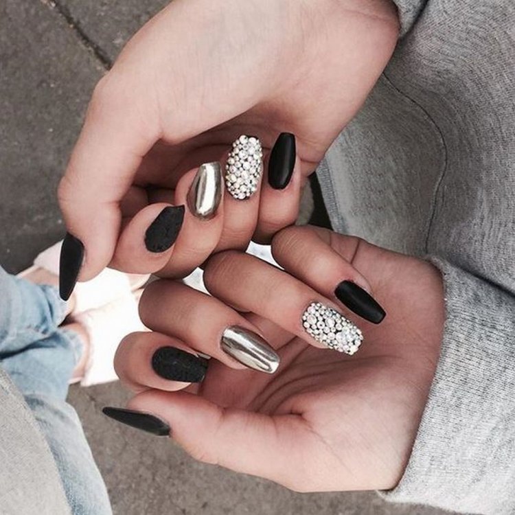 Черный матовый маникюр с втиркой
