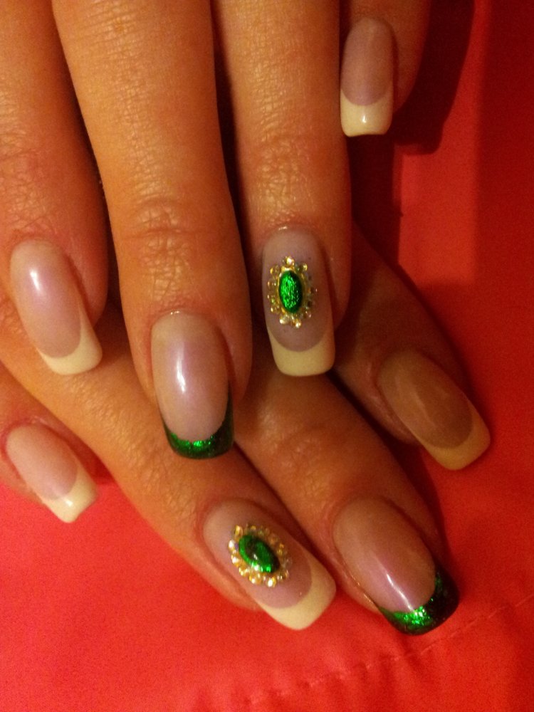 Зелёный френч на ногтях