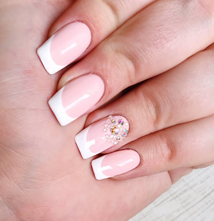 Нежный френч на ногтях без рисунка