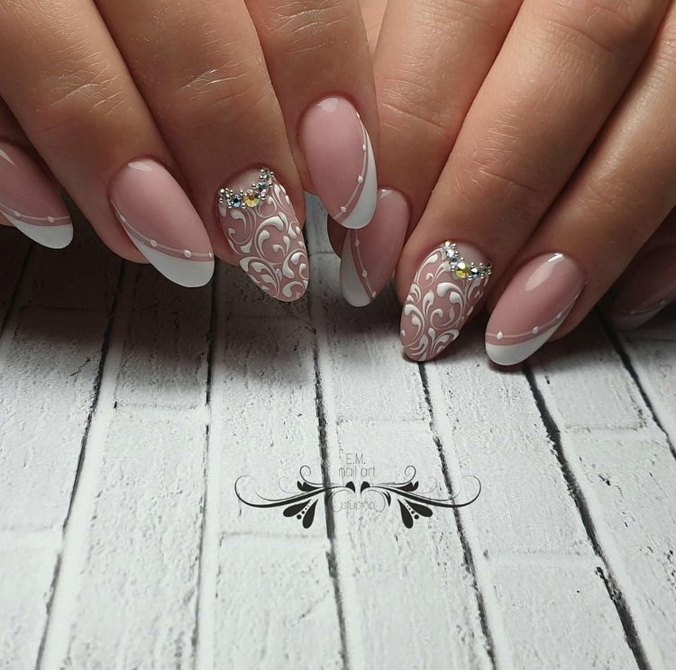Красивый нежный маникюр с рисунком