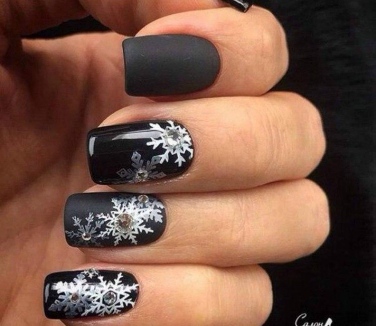 Ногти на новый год черные