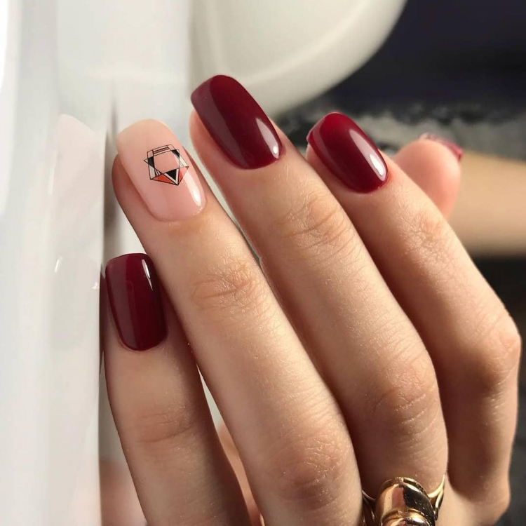 Бордовый френч на ногтях