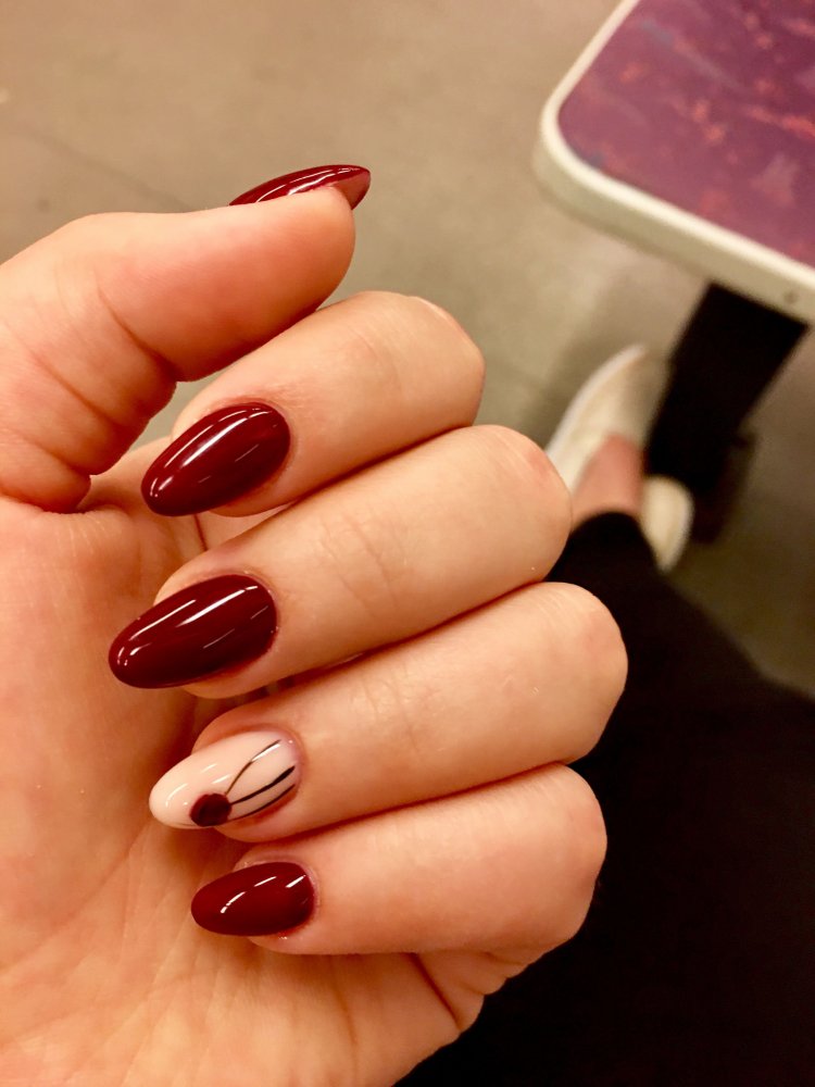 Бордово золотистый маникюр