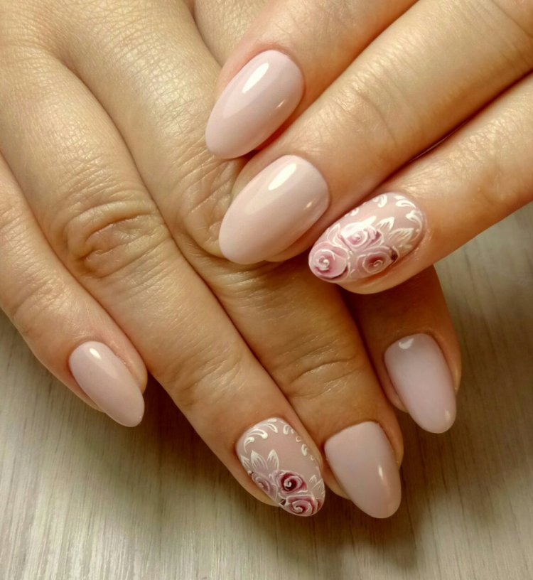 Маникюр нежно розовый с рисунком