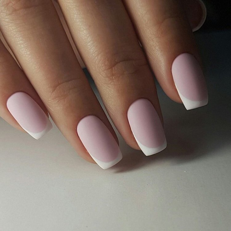 Матовий френч на нігтях