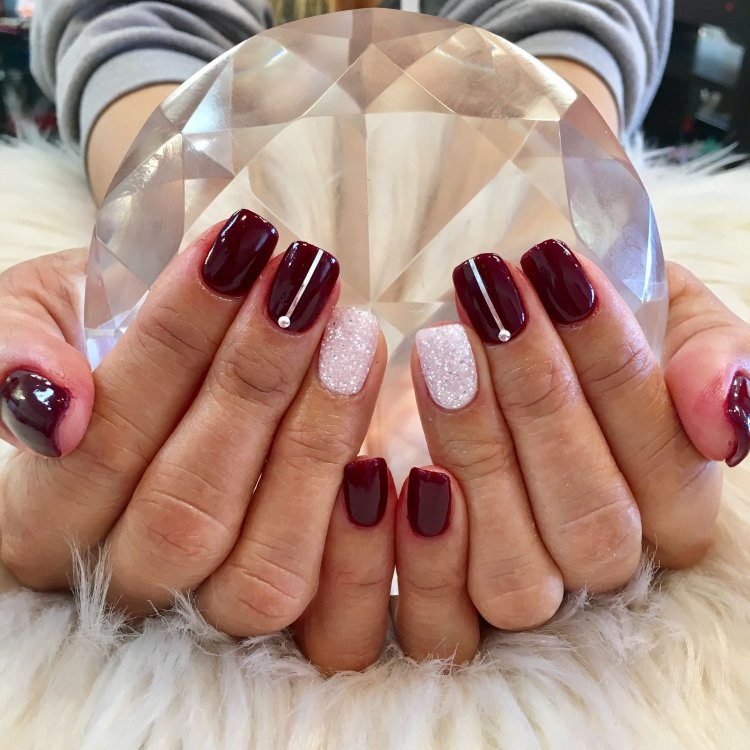 Маникюр бордовый с бежевым