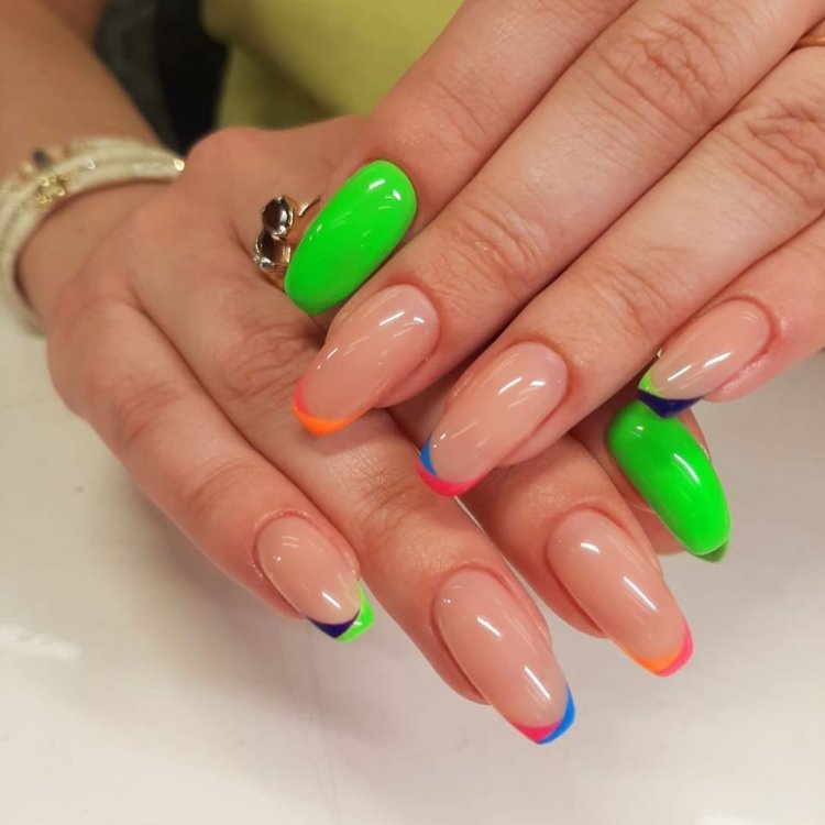 Яркий разноцветный френч