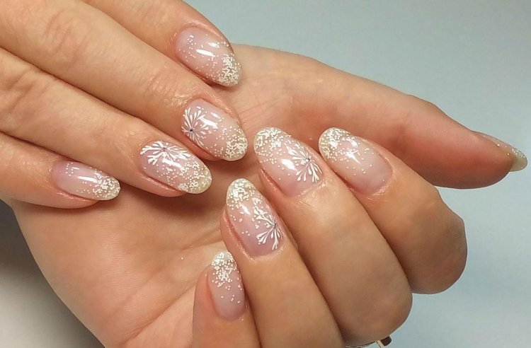 Красивый маникюр на день рожденье для блондинки