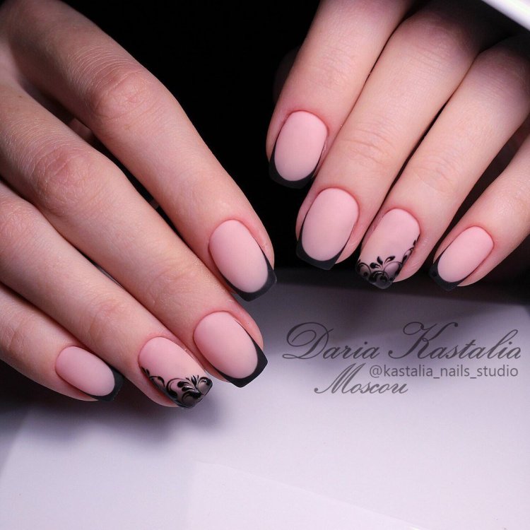 Манікюр френч матовий