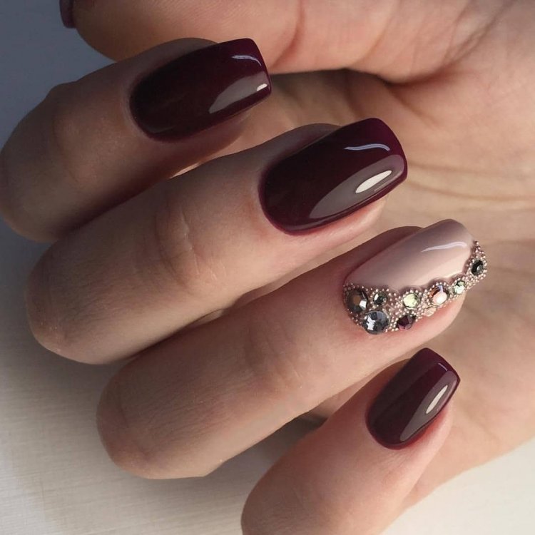 Бордовый маникюр с полосой