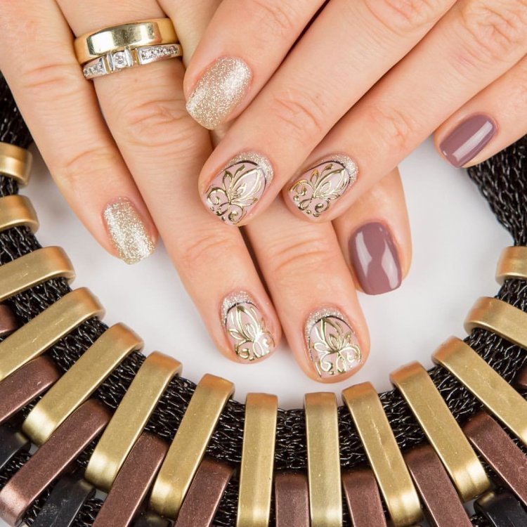 Стильный маникюр с золотом