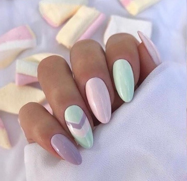 Маникюр в пастельных тонах