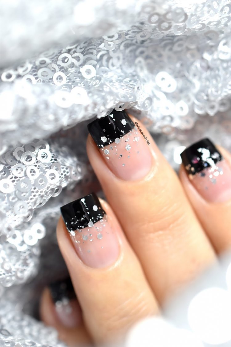 Новогодний черный френч на ногтях