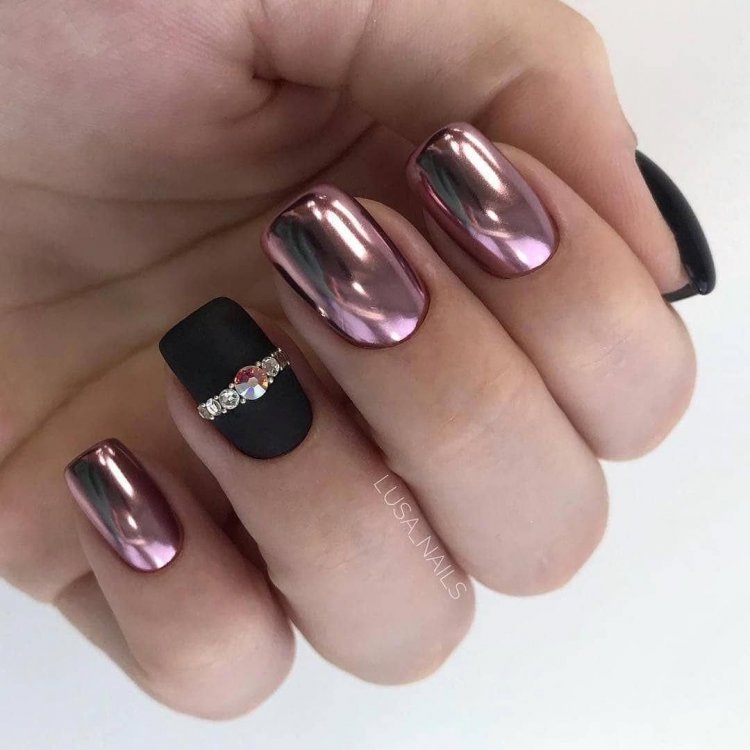 Чёрный маникюр с втиркой