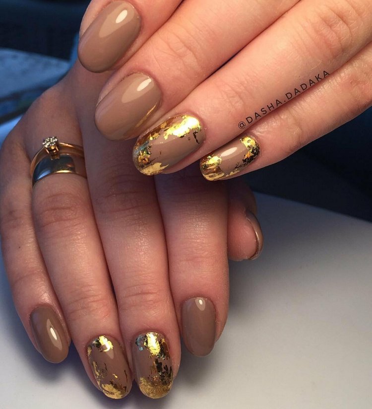 Ногти с золотой фольгой